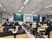 图片包含 室内, 天花板, 桌子, 房间 AI 生成的内容可能不正确。